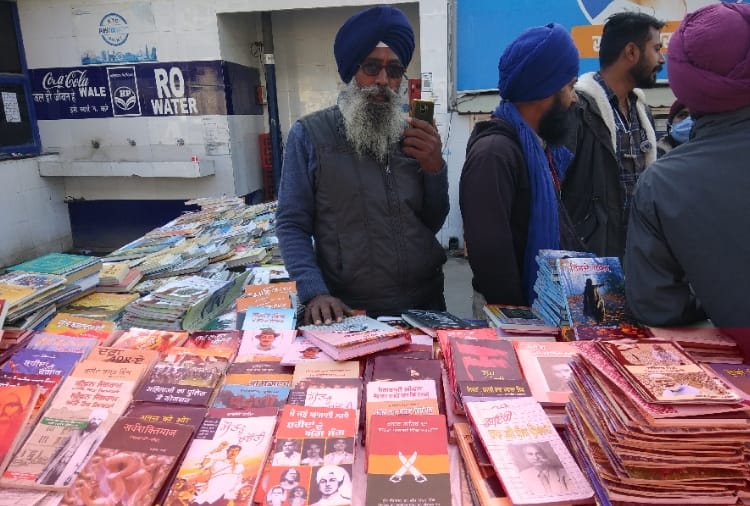 Kisan Andolan: Library at Tikri Border provide books to Farmers In Many Languages