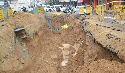 Sewer trunk excavation reached outpost, jammed