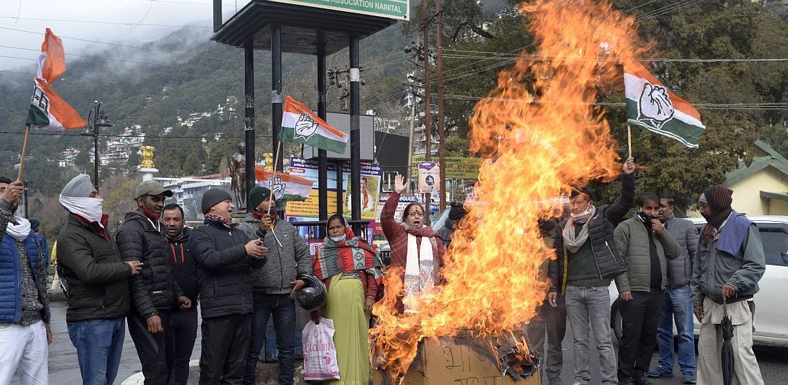 Sloganeering by burning effigies of Banshidhar Bhagat