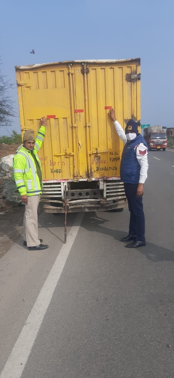 traffic police awared by pasting reflector on vechicles