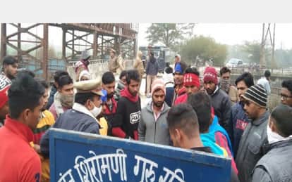 हंगामा करते लोग व मौके पर मौजूद पुलिस