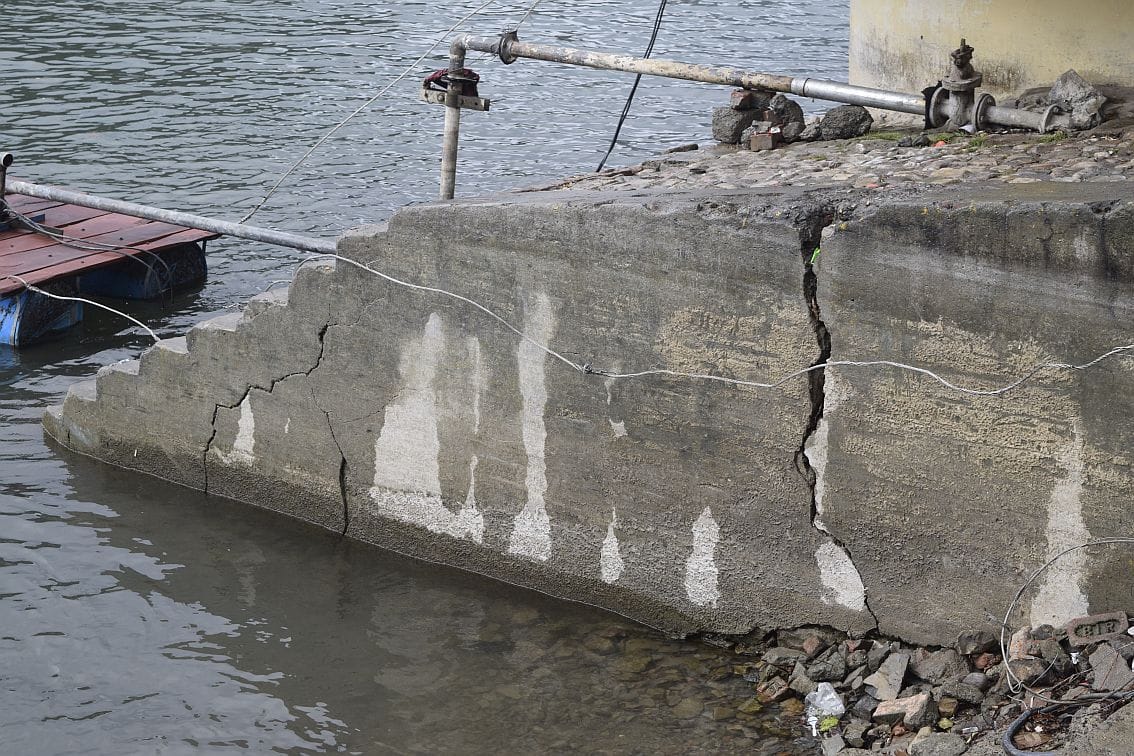 Cracks in the pump house wall on the side of Nainijil