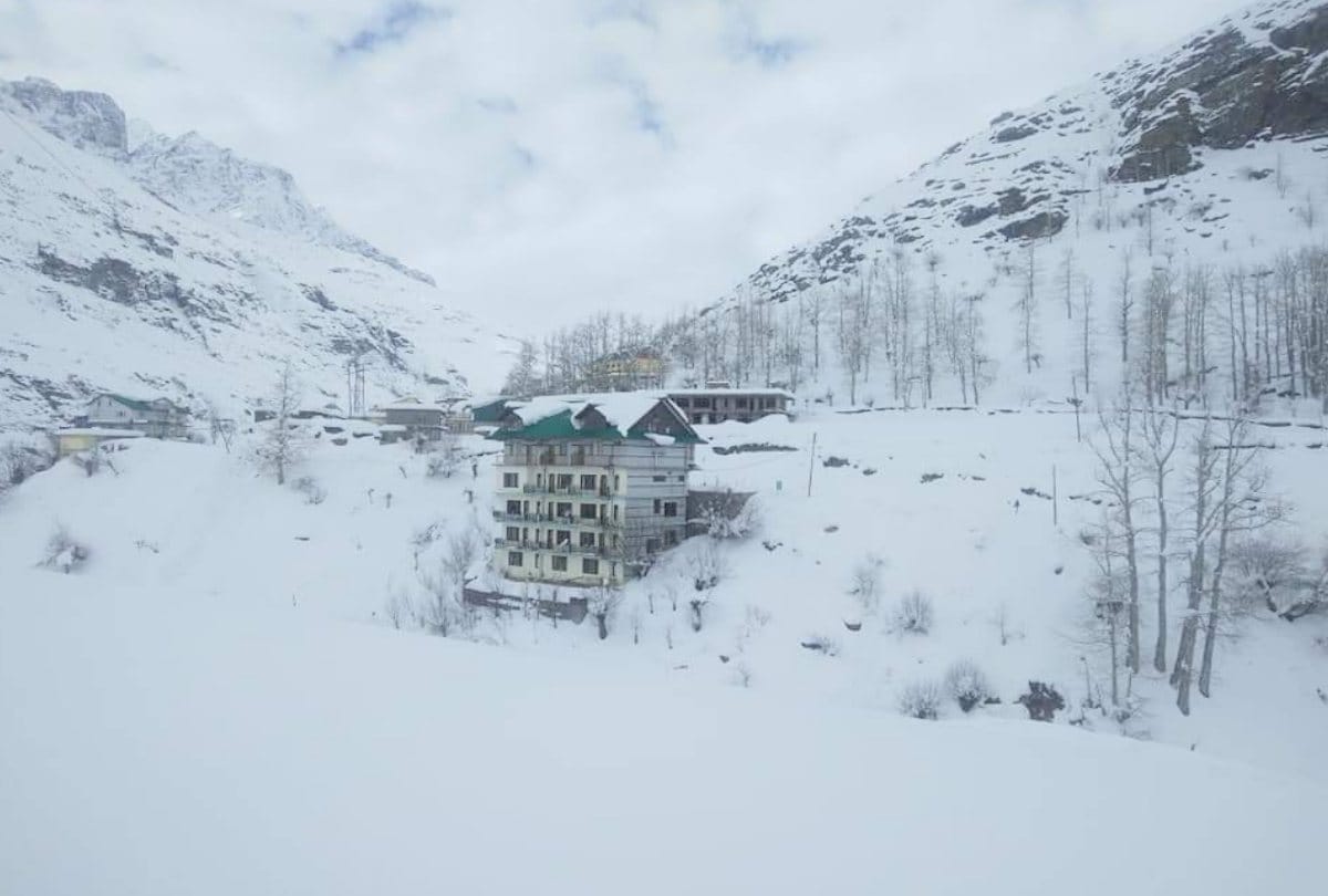 Himachal Weather Today: 157 roads closed due to snowfall, A spectacular view of snow-laden valleys seen as soon as the weather clears