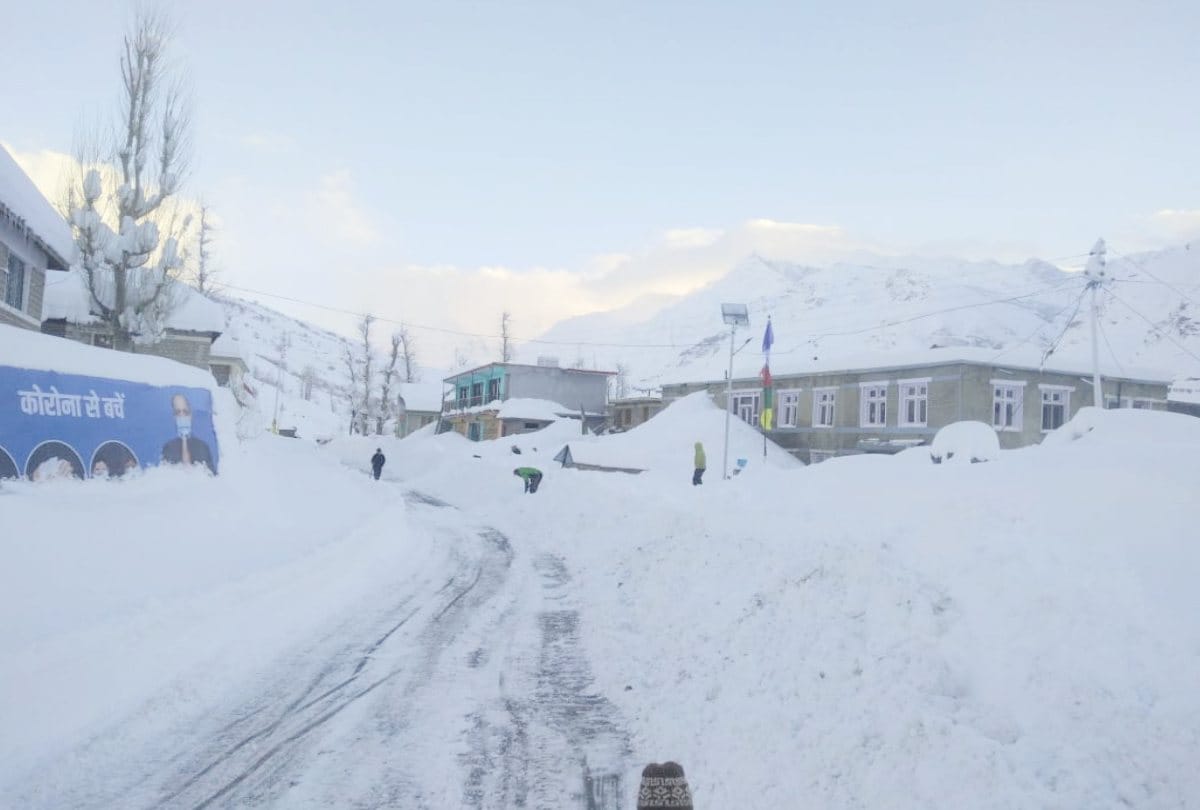 Himachal Weather Today: 157 roads closed due to snowfall, A spectacular view of snow-laden valleys seen as soon as the weather clears