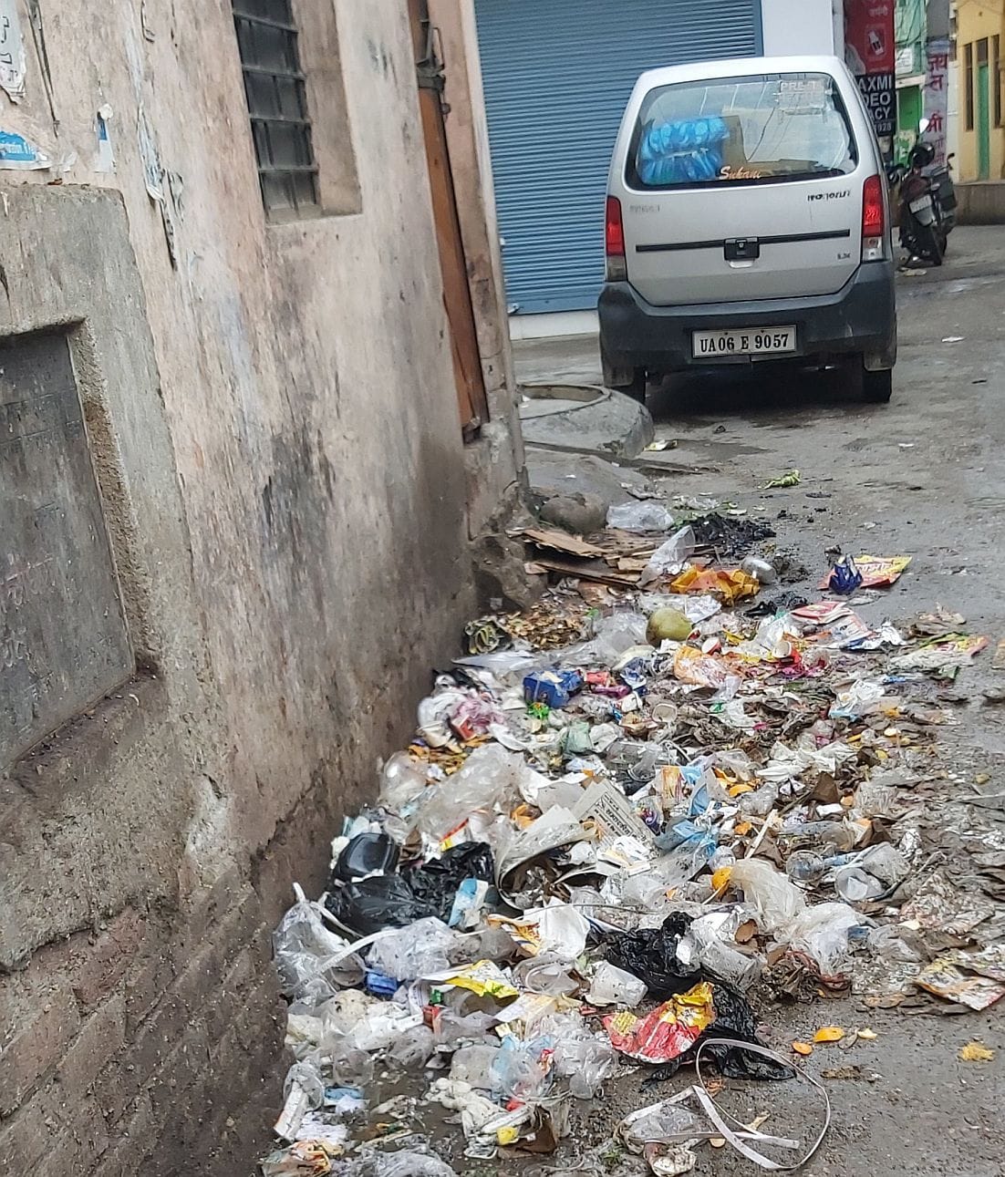 Contract to pick up garbage could not be done even after four months in Municipal Corporation