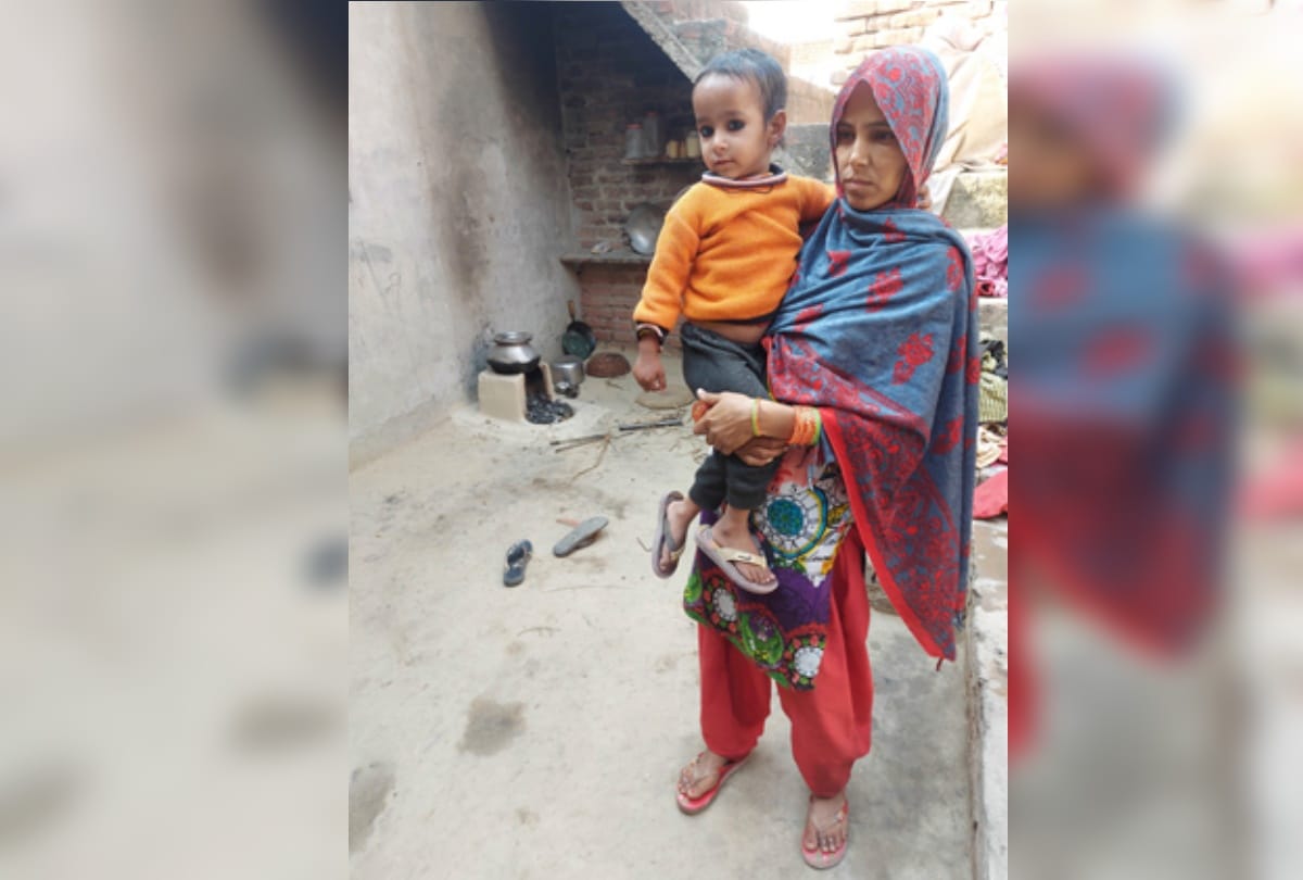 गांव आंबेडकरनगर में अपने अतिकुपोषित बच्ची संजना के साथ मां अमरवती