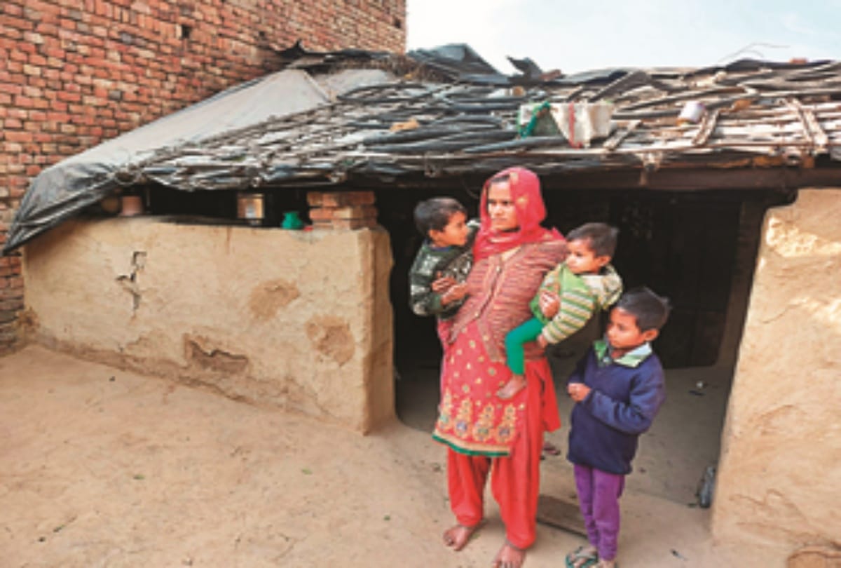 आंबेडकरनगर गांव में हिना अपने बच्चों के साथ