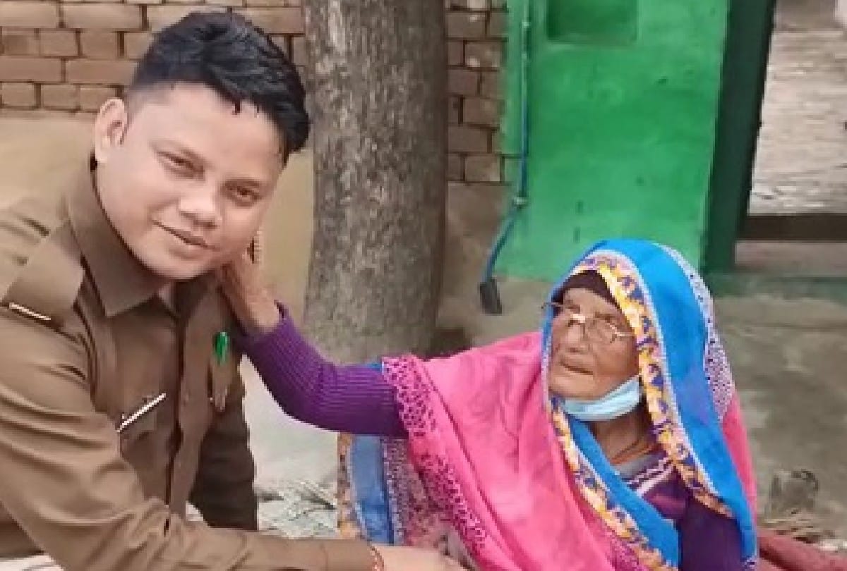 police help to hundred years-old woman in agra