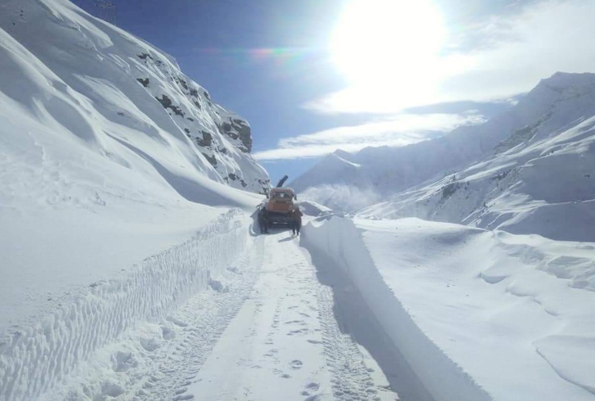 Himachal Weather Today: 157 roads closed due to snowfall, A spectacular view of snow-laden valleys seen as soon as the weather clears
