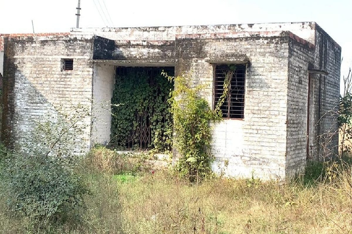 Government buildings are in shabby condition in Shamli district of Uttar Pradesh and see photos