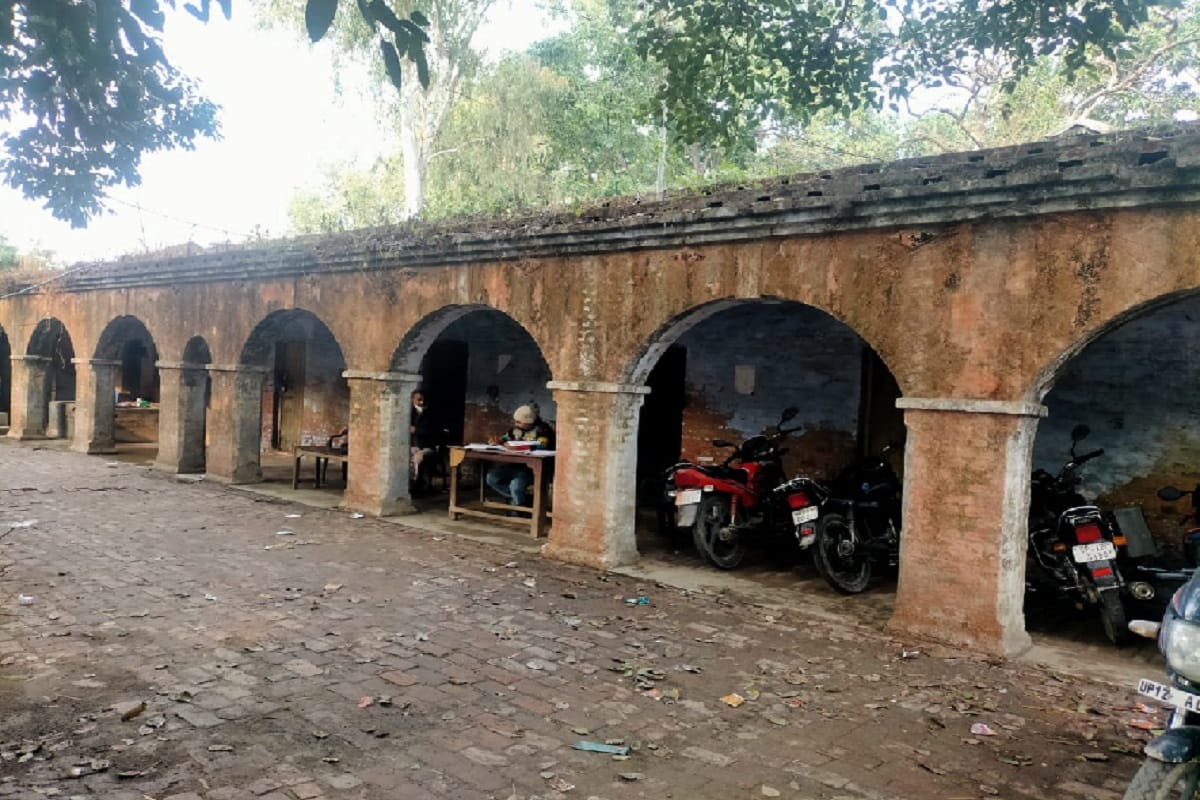 Government buildings are in shabby condition in Shamli district of Uttar Pradesh and see photos