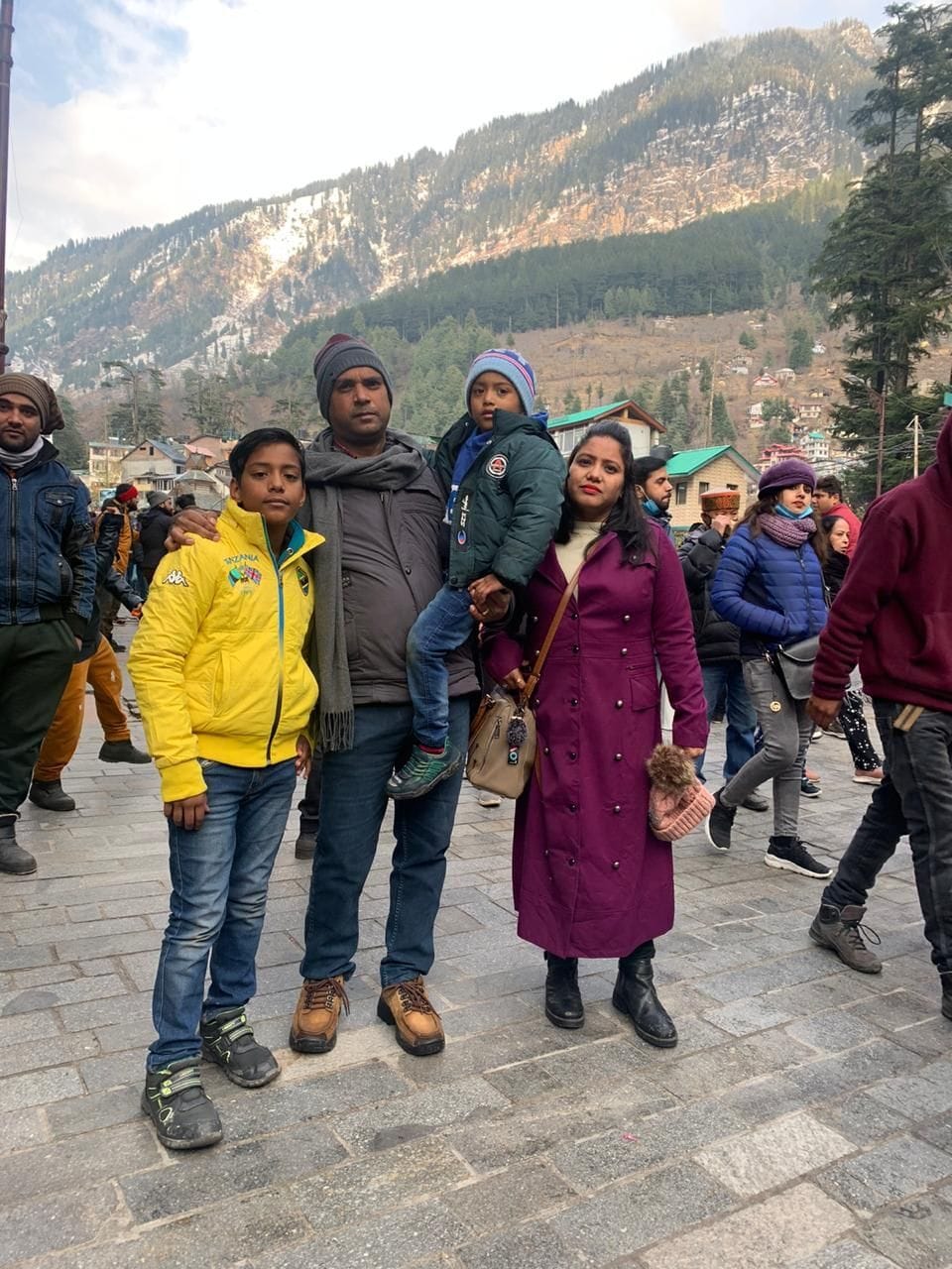 couple locked in a car for 9 hours, including sons in Solang Valley, barely survived