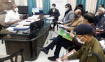 कैंप कार्यालय पर बैठक में अफसरों को दिशा निर्देश देते मंडलायुक्त एवी राजमौलि।