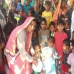 आजमगढ़ के पवई ब्लाक में लाभार्थियों को पोषण आहार वितरित करती आगनबाड़ी कार्यकत्री किरन सोहायल