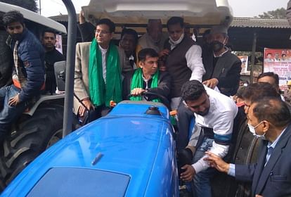 kisan tractor rally in uttarakhand news : former cm harish rawat and pritam singh joins kisan tractor rally