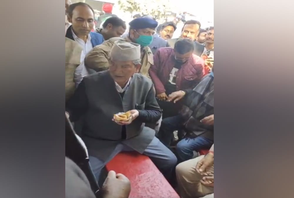 Uttarakhand Former CM Harish Rawat Fry Samosa in Shop During Kisan tractor rally in Rudrapur