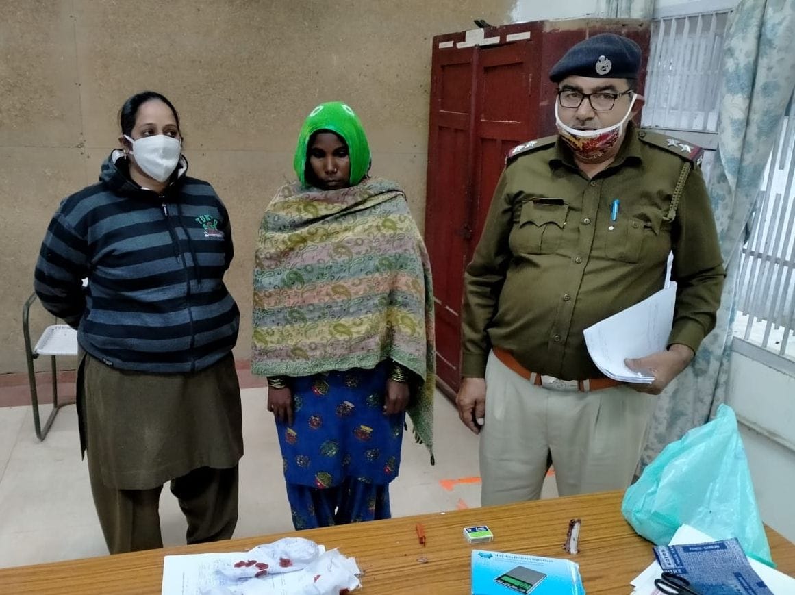 Female smuggler arrested with 6.8 grams of heroin