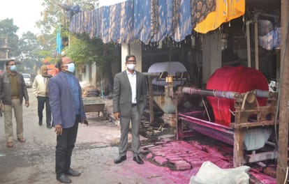 अंगूरीबाग स्थित वस्त्र छपाई कारखाने में जांच करते ज्वाइंट कमिश्नर हरी लाल प्रजापति व डिप्टी कमि
