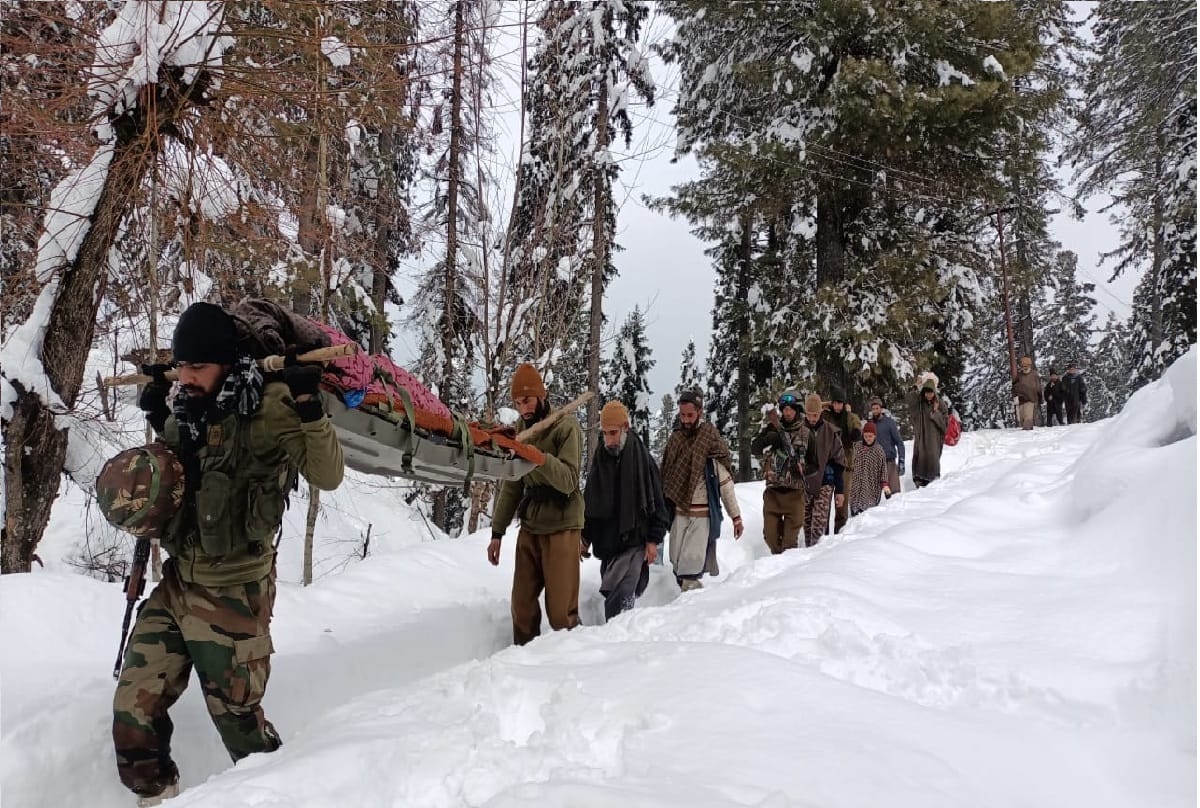 Army soldiers transported mother and child from hospital to home in Sopore kashmir