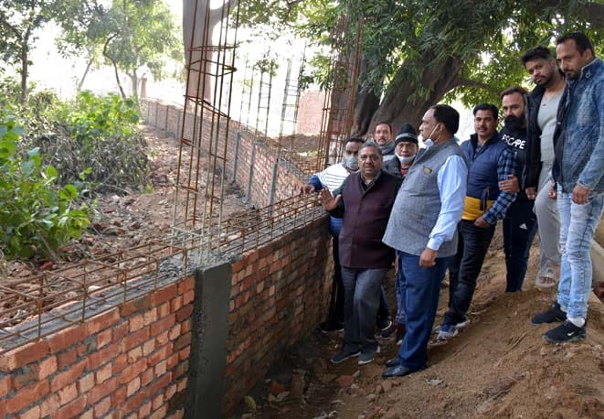 Uproar over wall near company garden, construction stopped