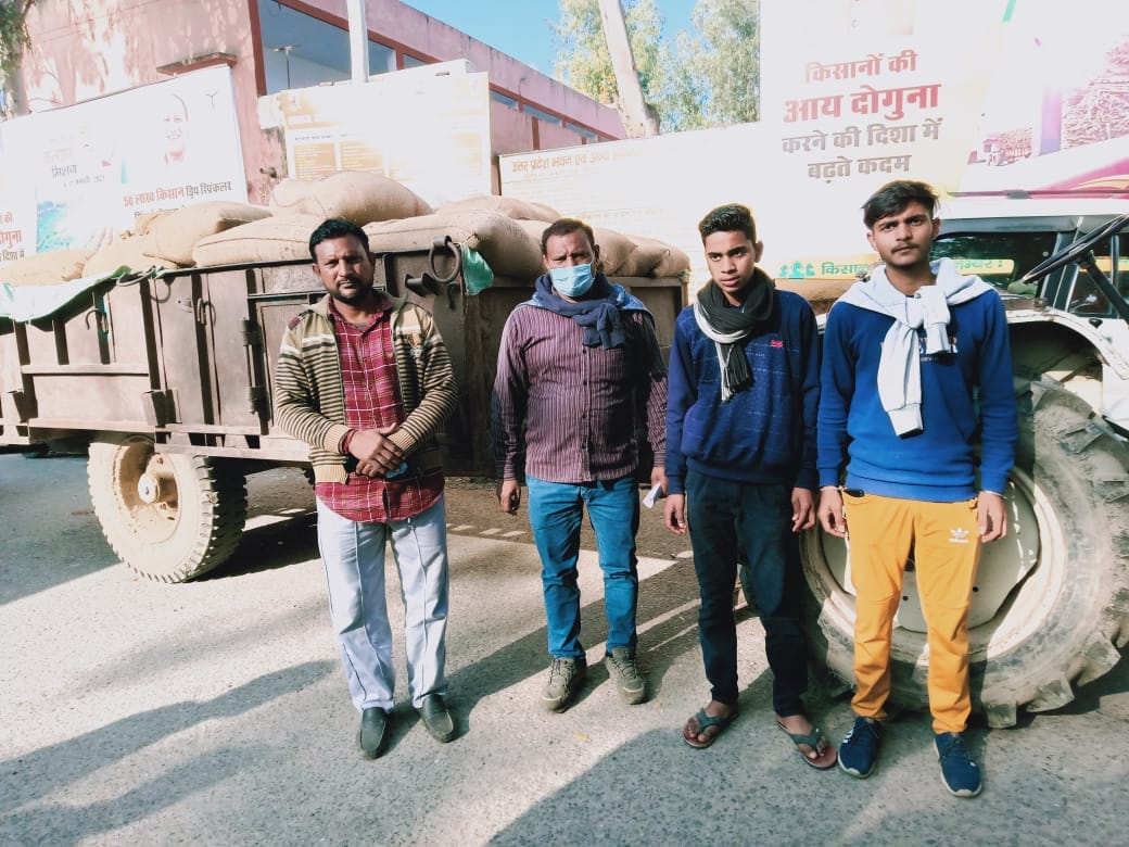 Farmers reached tahsil with paddy trolley
