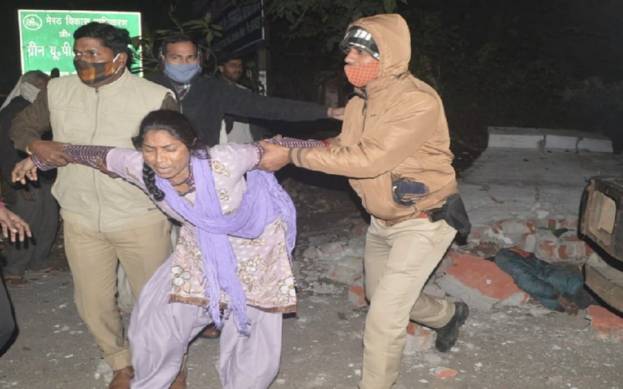 collision with a truck laden with Meerut copies collapsed a college wall, the worker died