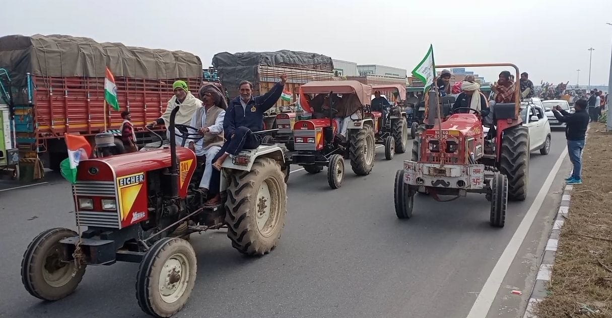 Farmers took out tractor march, jammed in place, highway remained toll free
