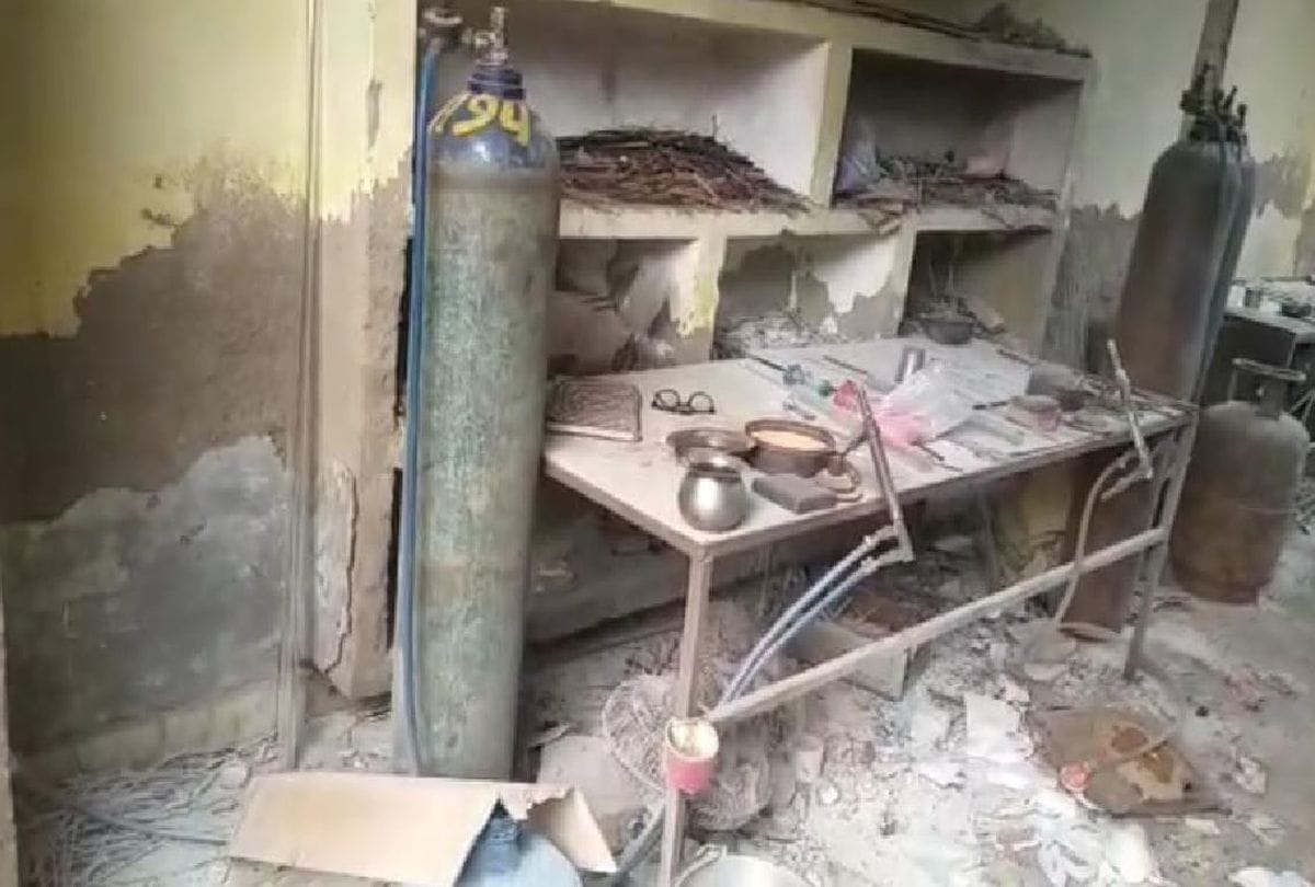 fire break in handicraft factory in agra