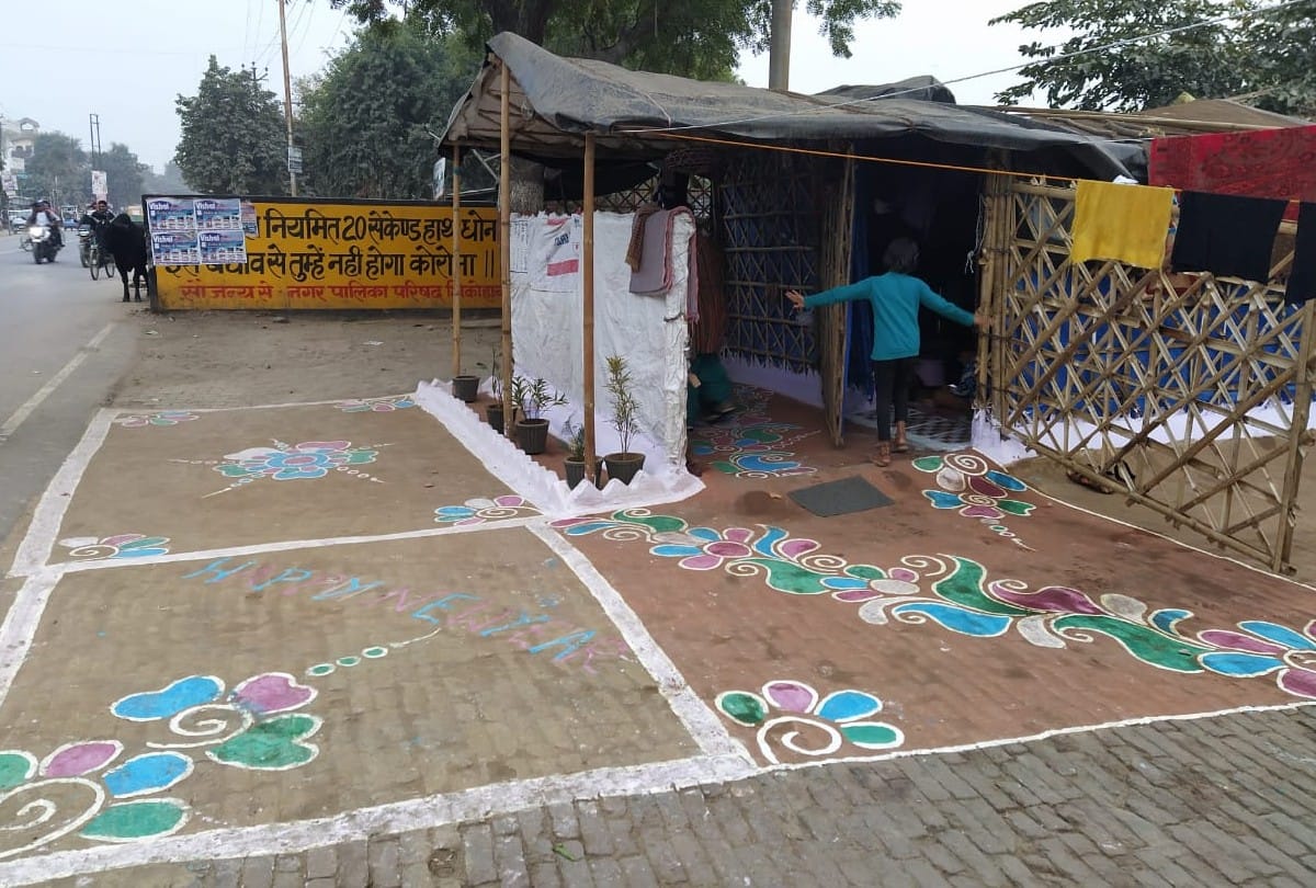 family living in roadside hut for giving message of cleanliness in firozabad