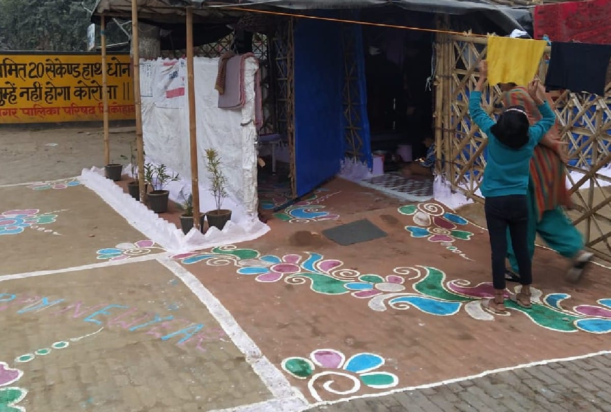 family living in roadside hut for giving message of cleanliness in firozabad