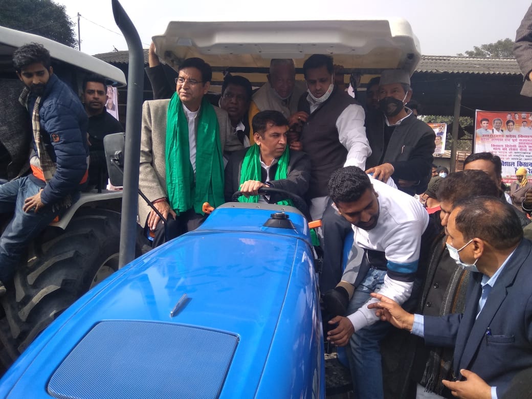 Uttarakhand Former CM Harish Rawat Fry Samosa in Shop During Kisan tractor rally in Rudrapur