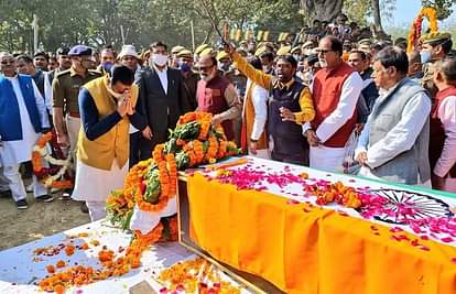 Thousands of people gave last farewell to Subedar Sudhakar