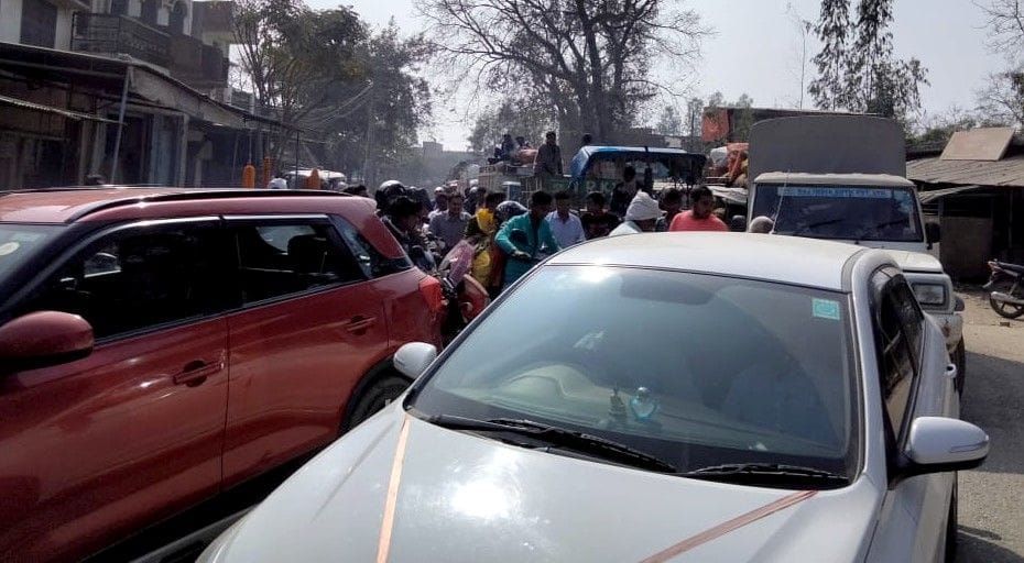 Truck stuck in pit, one km long jam