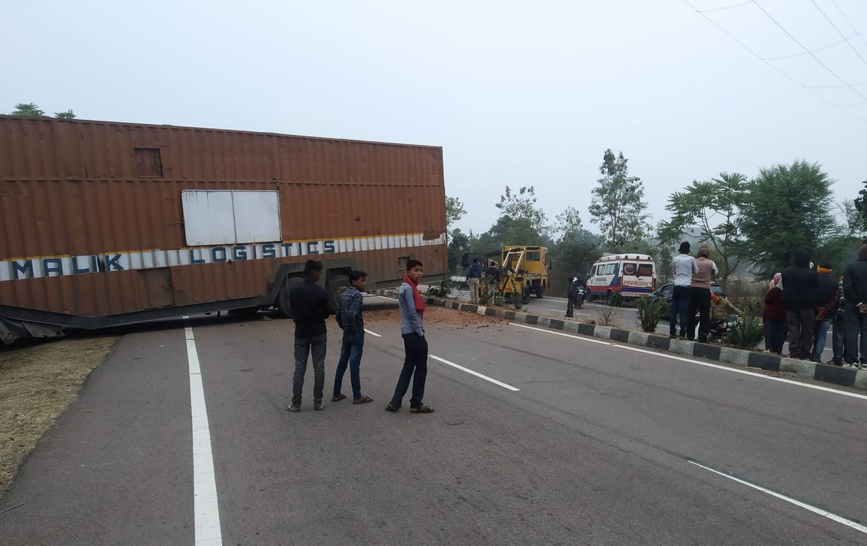 sadak pr trala fasne se 4 ghante badhit rha yatayat