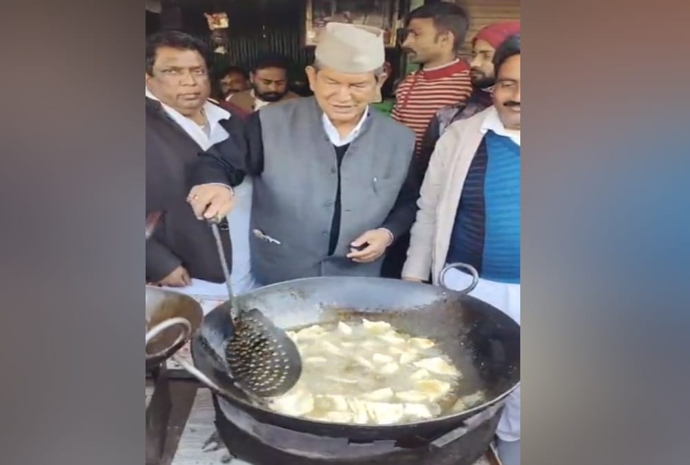Uttarakhand Former CM Harish Rawat Fry Samosa in Shop During Kisan tractor rally in Rudrapur