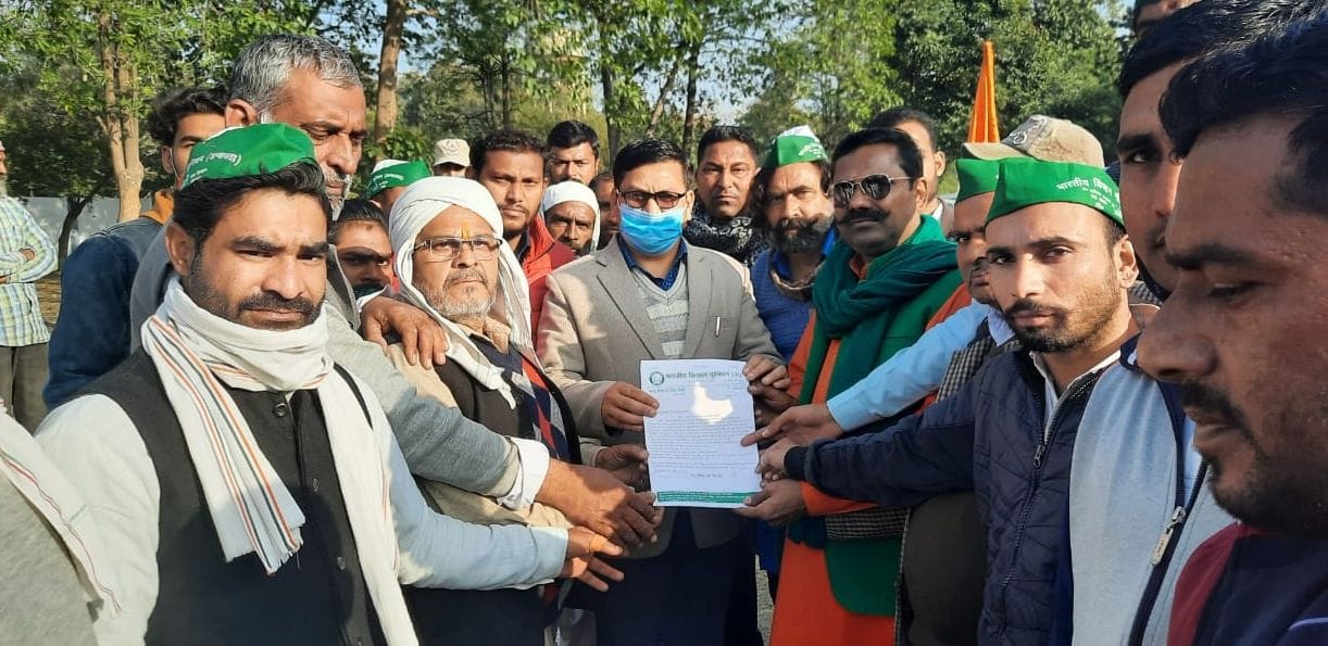 The farmers supported the movement by taking out a tractor rally