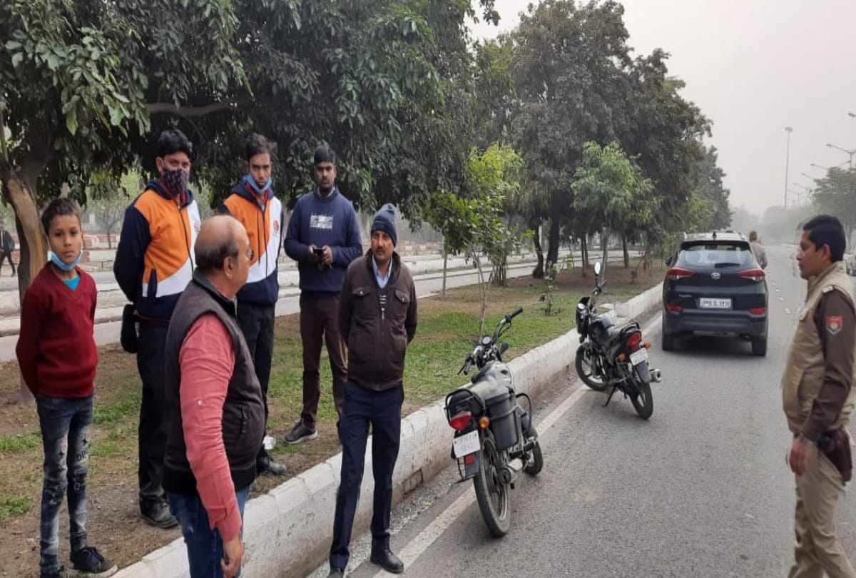 Greater Noida two loots worth rupees 10 lac on petrol pumps at different places read detail