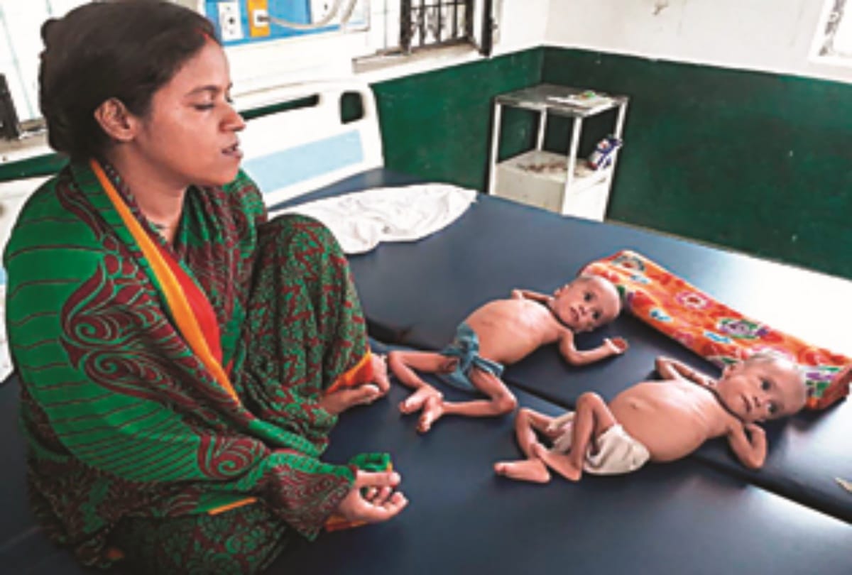 आजमगढ़ एनआरसी में इलाज के लिए भर्ती बच्चे अपनी मां प्रियंका के साथ