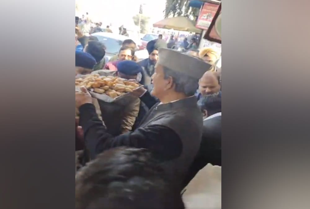 Uttarakhand Former CM Harish Rawat Fry Samosa in Shop During Kisan tractor rally in Rudrapur