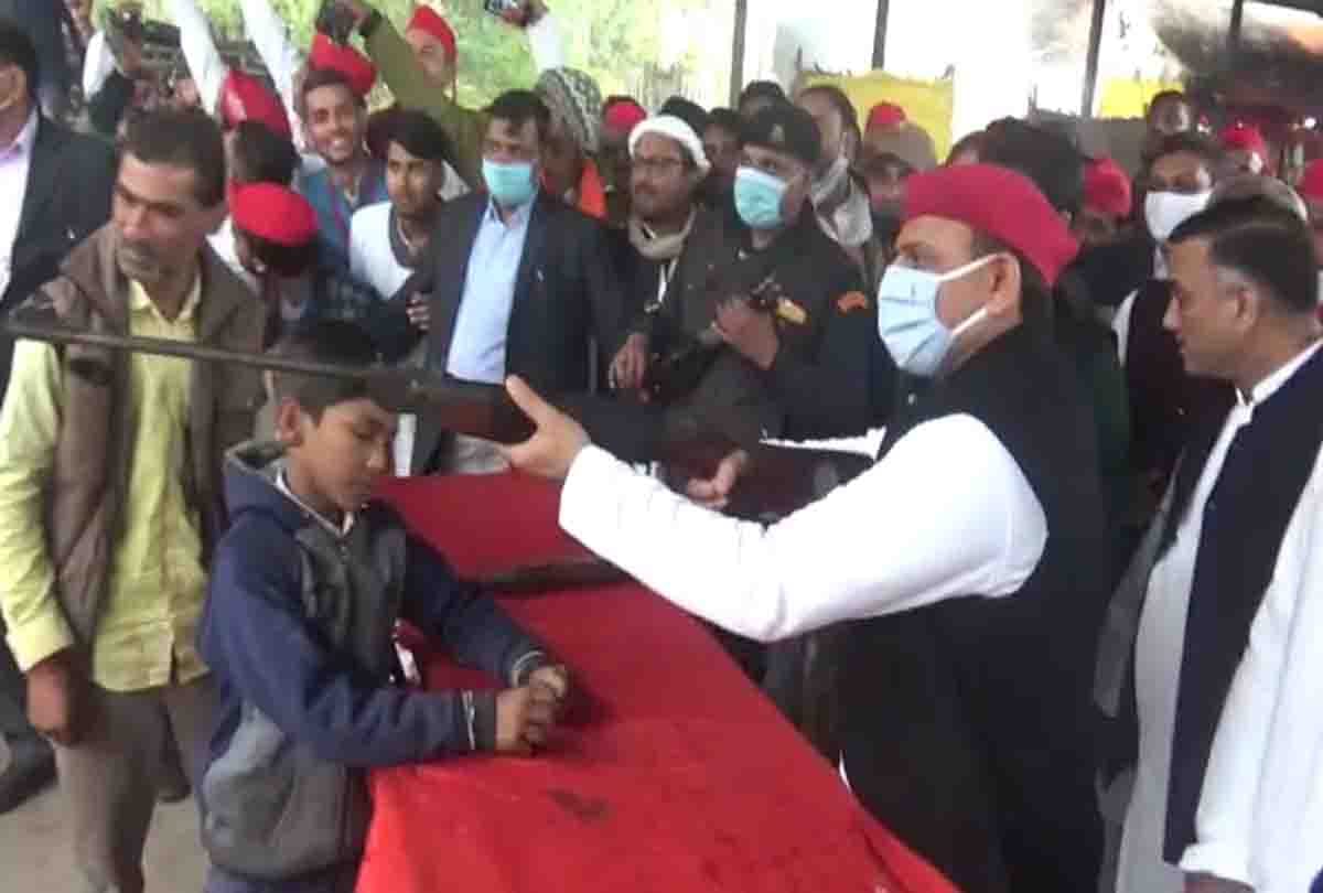 Akhilesh visited Ram Lakhan temple in Chitrakoot, bought toys from the sidewalk shop and then fired a gun