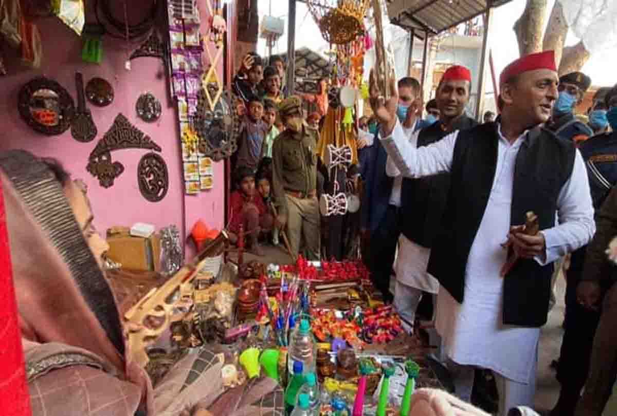 Akhilesh visited Ram Lakhan temple in Chitrakoot, bought toys from the sidewalk shop and then fired a gun