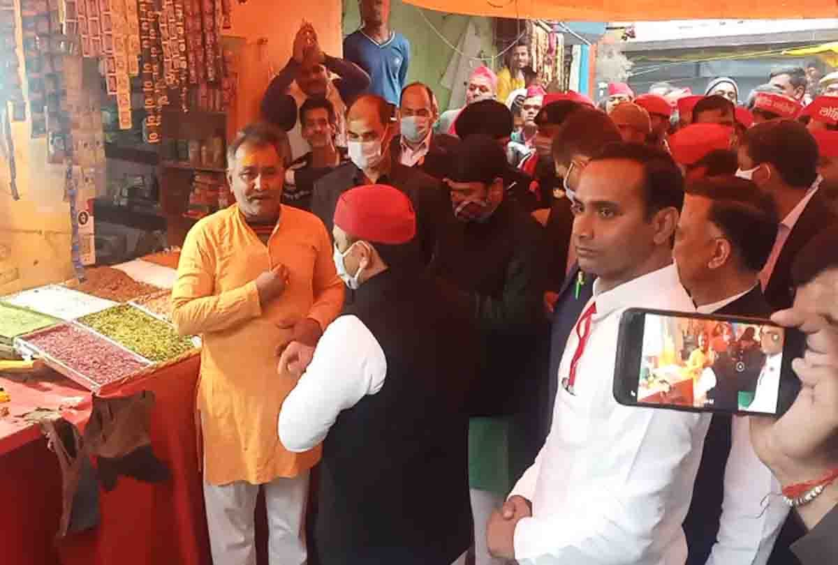 Akhilesh visited Ram Lakhan temple in Chitrakoot, bought toys from the sidewalk shop and then fired a gun