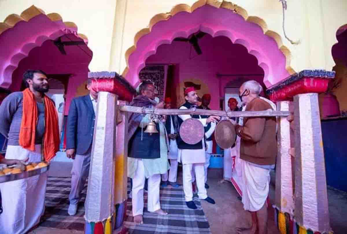 Akhilesh visited Ram Lakhan temple in Chitrakoot, bought toys from the sidewalk shop and then fired a gun