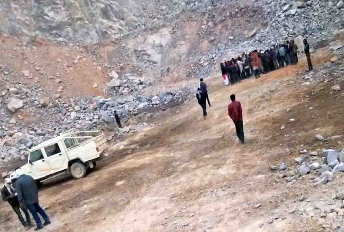 UP: stone fell from former MLC's mountain in Mahoba, two dead brothers buried, one dead and other injured