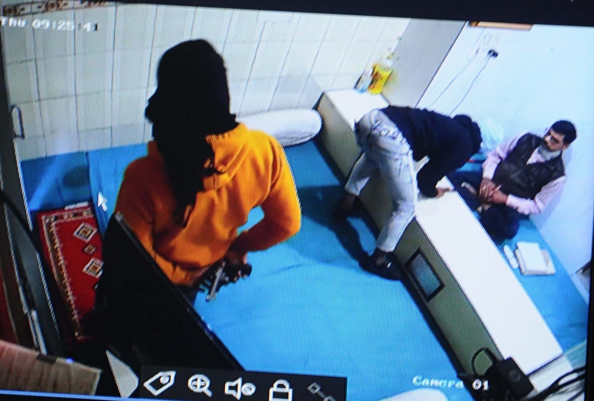 Pratapgarh: crooks entered in film style and looted 90 lakh in two and a half minutes