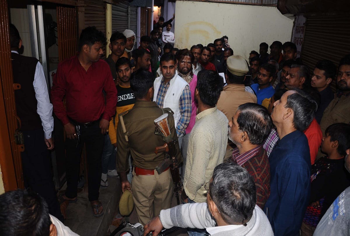 Pratapgarh: Bullion businessmen raging after looting 90 lakh gold, closed shop and landed on the road