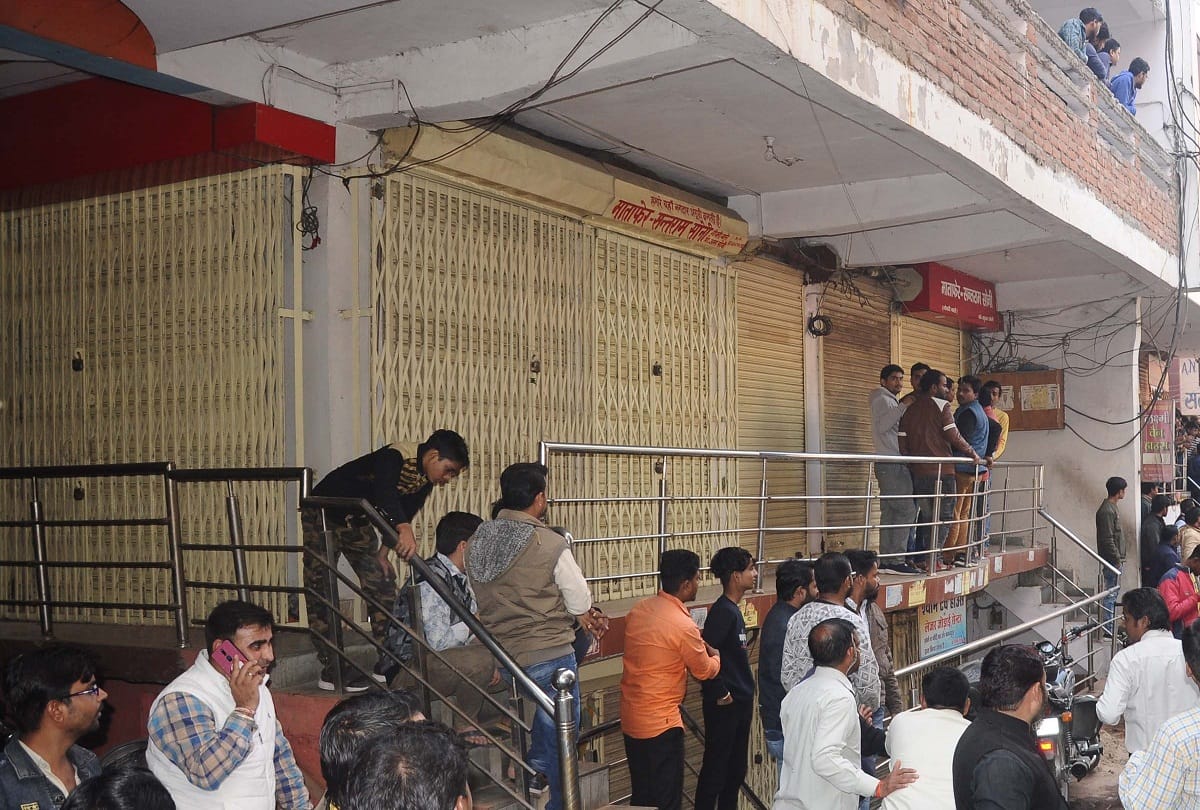 Pratapgarh: crooks entered in film style and looted 90 lakh in two and a half minutes
