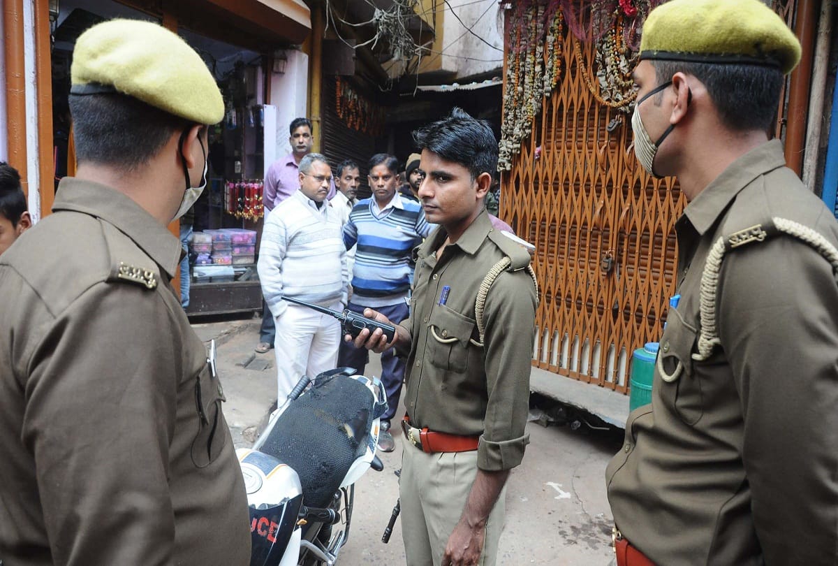 Pratapgarh: crooks entered in film style and looted 90 lakh in two and a half minutes