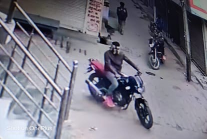 Pratapgarh: Bullion businessmen raging after looting 90 lakh gold, closed shop and landed on the road