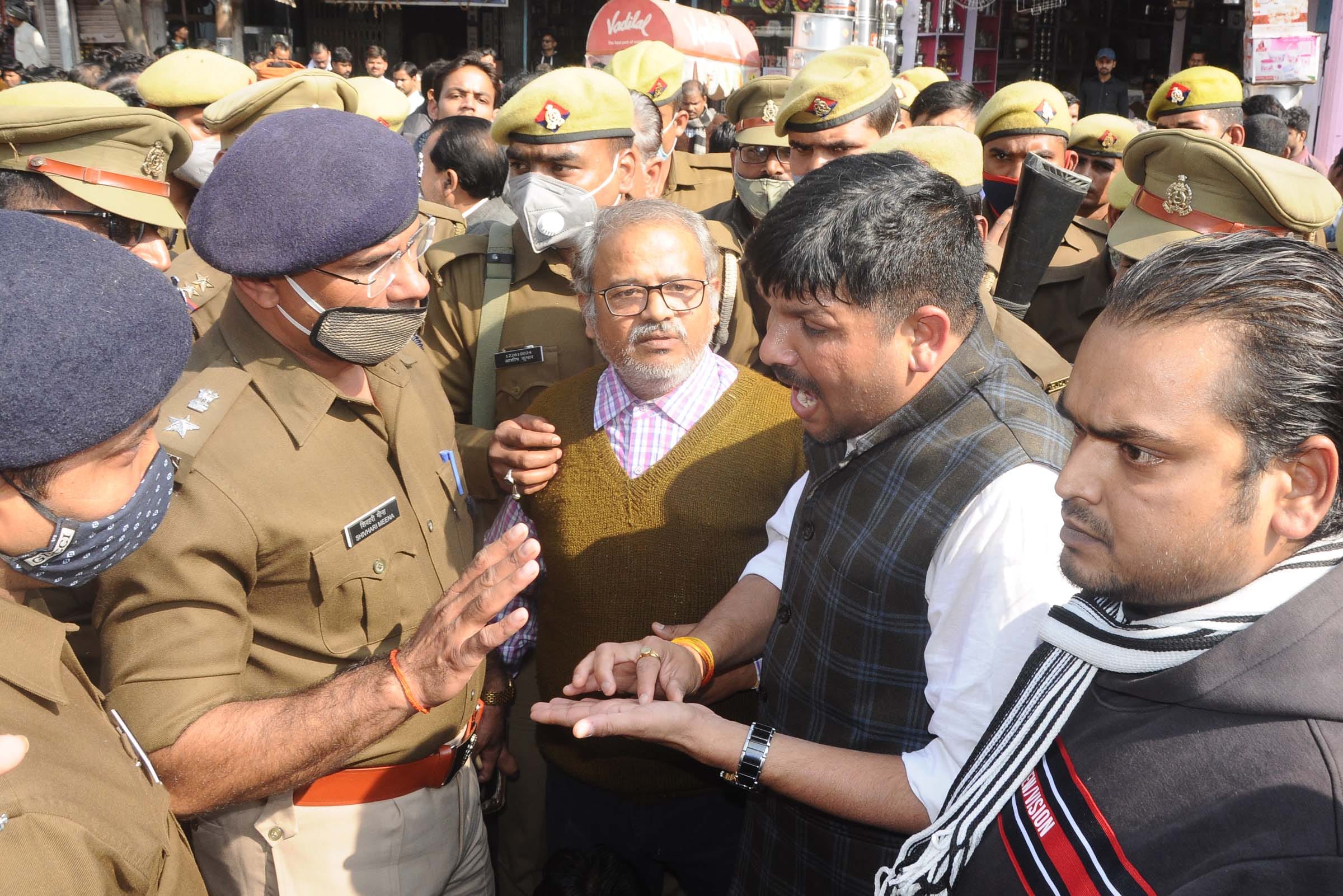 Pratapgarh: crooks entered in film style and looted 90 lakh in two and a half minutes